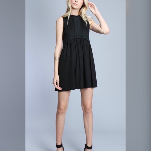 Black Mini Lace Sleeveless Shift Dress - Picture 2 of 8